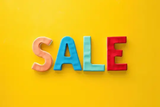 Разноцветные объёмные буквы SALE на жёлтом фоне