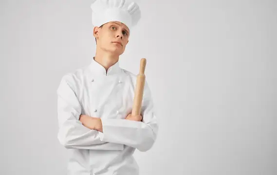 Мужчина-повар в фартуке готовит на кухне, ресторан, образ жизни