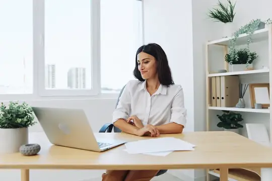 Женщина-фрилансер в бизнесе показывает документы для стартапа онлайн через ноутбук по видеосвязи, улыбка и радость в чате с сотрудниками, онлайн-обучение