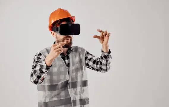 Инженер-строитель в 3D-очках виртуальной реальности и оранжевой каске на голове