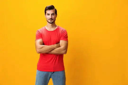 Мужчина на желтом фоне улыбается и делает жест рукой