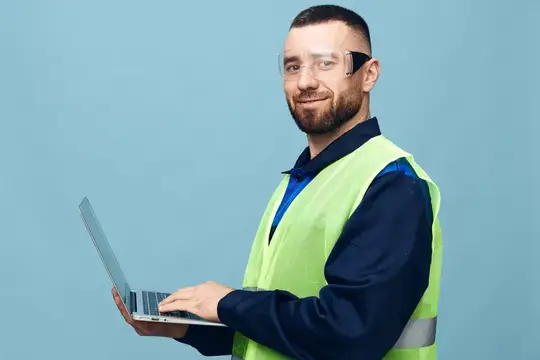 Бизнесмен в повседневной одежде, работающий за ноутбуком