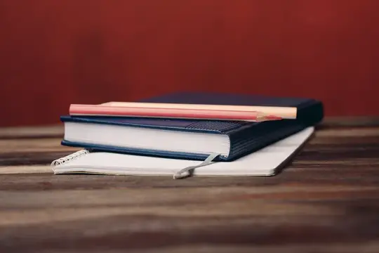 Стопка книг и блокнот на деревянном столе