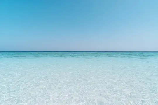Бирюзовая морская вода и чистое небо до горизонта