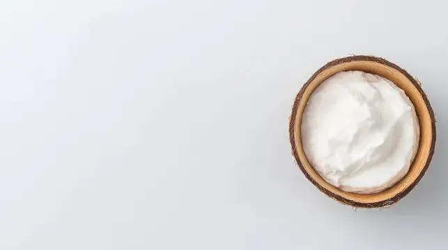 Кокосовая скорлупа с белым кремом на светлом фоне