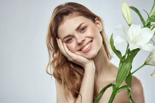 Улыбающаяся рыжеволосая девушка с белыми лилиями