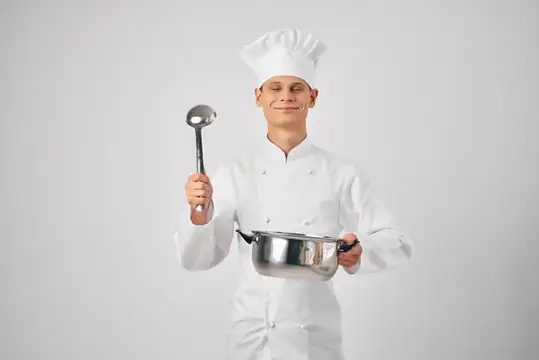 Улыбающийся повар в колпаке с половником и кастрюлей