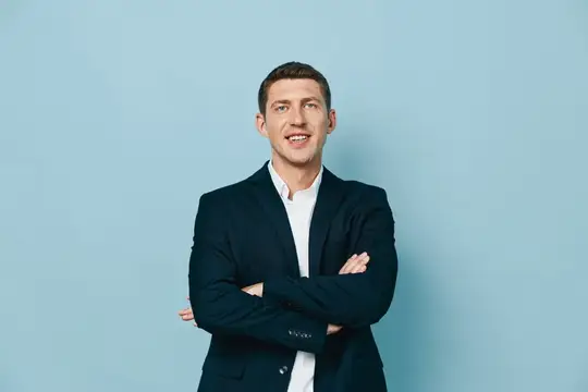 На портрете изображен улыбающийся, счастливый молодой бизнесмен-мужчина европеоидной внешности