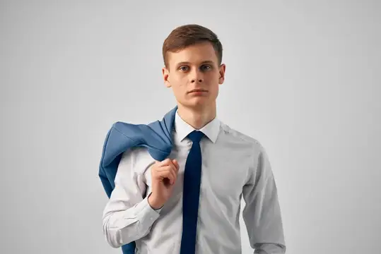 Веселый бизнесмен в рубашке с галстуком, менеджер, офис, профессионал