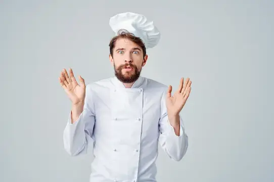 Повар занимается кулинарией на изолированном фоне