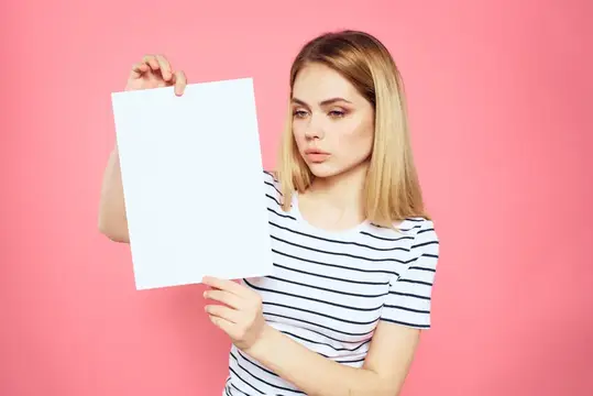 Женщина держит в руках белый лист
