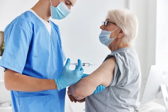 Пожилая женщина с паспортом вакцинации от COVID-19, медицинское обслуживание