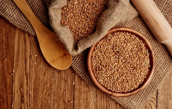 Органические каши и продукты в тарелке, кухонная утварь для овсянки
