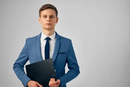 Деловой мужчина в костюме с документами, профессиональный менеджер в офисе