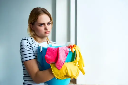 Женщина с ведром убирает дом, отражение образа жизни