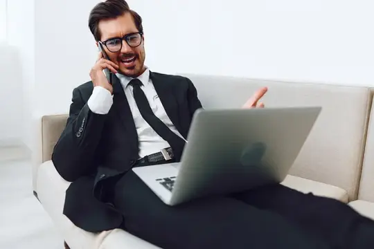 Привлекательный мужчина в современном офисе работает за ноутбуком