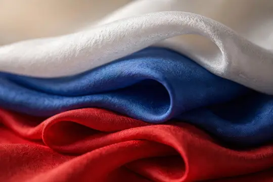 Белые, синие и красные шелковые ткани крупным планом