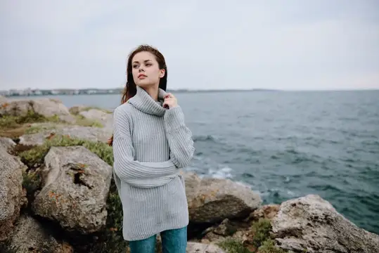 Женщина в свитерах любуется облачным морем