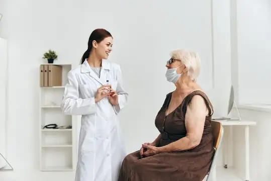 Медсестра и пациент, вакцинация, вакцинный паспорт