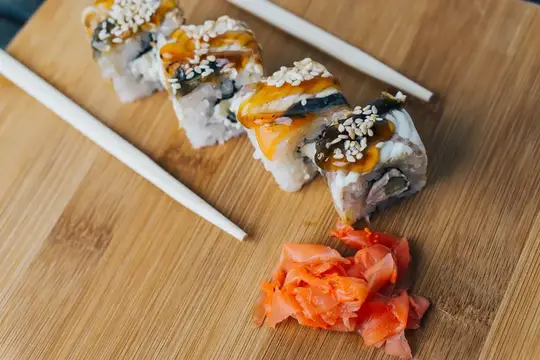 Суши, палочки, красный имбирь — японская кухня, доставка, вид сверху