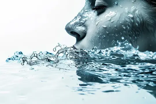 Женское лицо с каплями воды над поверхностью водоема