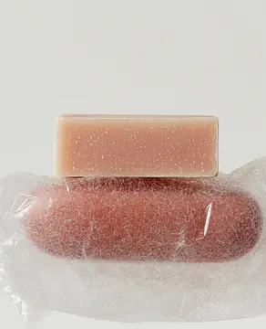 Эстетичная композиция из двух экологичных кусков мыла для ухода за кожей в мягких тонах, демонстрирующая устойчивую красоту и минимализм в средствах личной гигиены