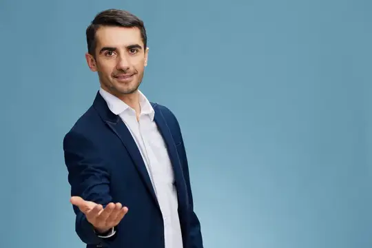 Улыбающийся мужчина в синем пиджаке протягивает руку на голубом фоне