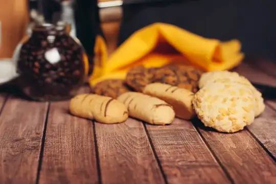 Песочное печенье и банка кофе на деревянном столе