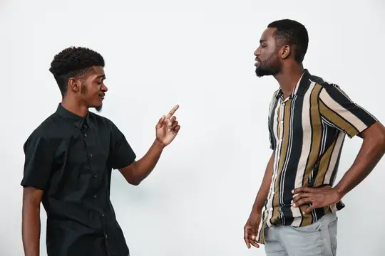 Два темнокожих мужчины спорят на белом фоне