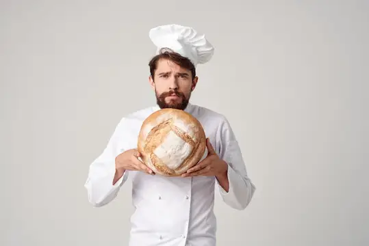 Работа шеф-повара на кухне, выпечка на изолированном фоне