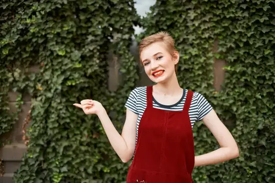 Женщина на отдыхе на открытом воздухе, летнее веселье среди кустарников