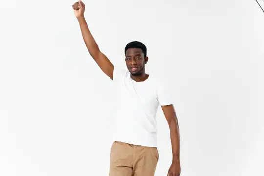 Афроамериканец держит руку над головой, демонстрируя эмоции в студийном современном стиле