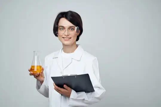 Женщина-лаборант работает с химическим раствором в научно-исследовательской лаборатории, используя современные технологии