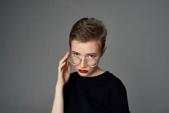 Красивая женщина с косметикой, привлекательный взгляд, позирование в современном стиле, обрезанный вид