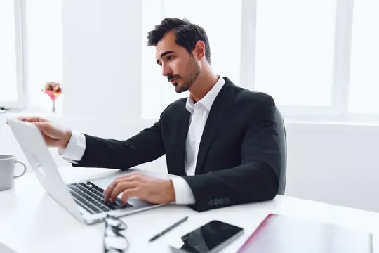 Портрет сердитого офисного работника