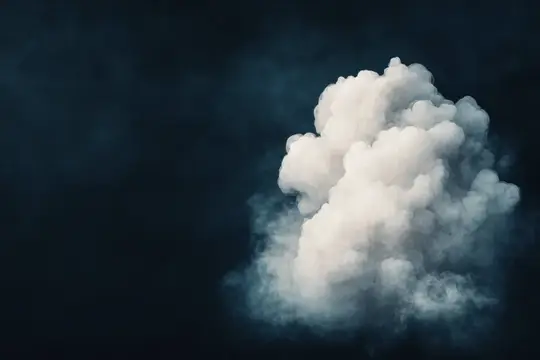 Белое кучевое облако на фоне тёмно-синего неба