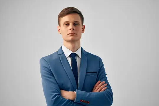 Деловой мужчина в профессиональном костюме работает в офисе менеджера