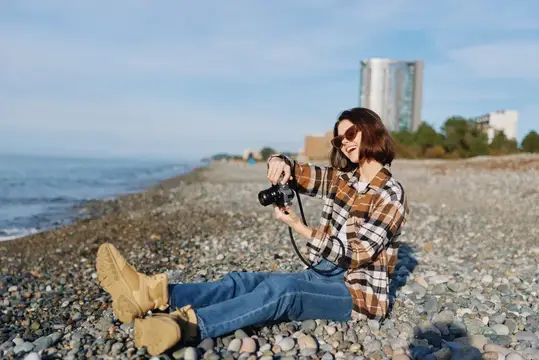Портрет пляжного фотографа на открытом воздухе