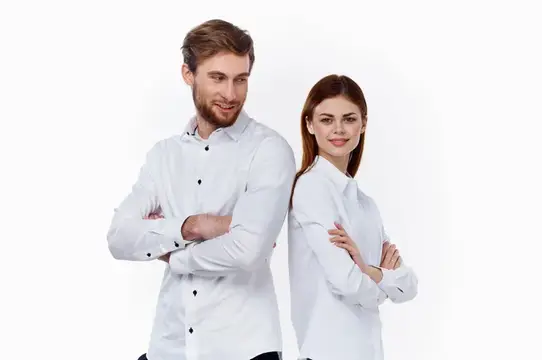 Мужчина в белой рубашке и красивая женщина общаются