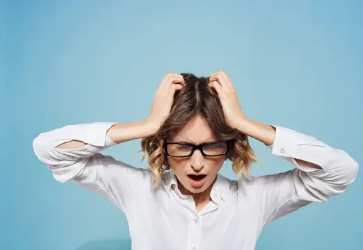 Эмоциональная женщина жестикулирует руками на синем фоне