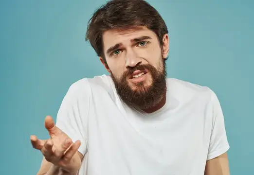 Расстроенный мужчина на синем фоне, обрезанный вид, копия пространства, модель