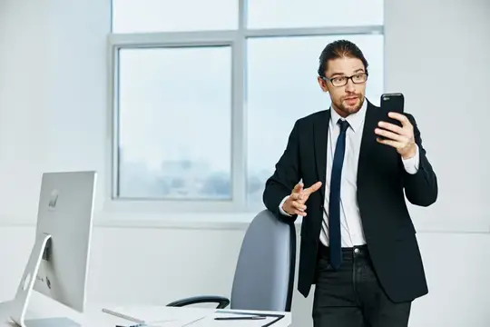 Офисный работник рядом с рабочим столом