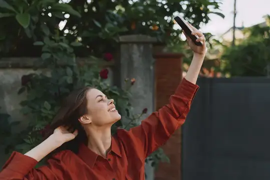 Непринужденное, веселое уличное селфи женщины