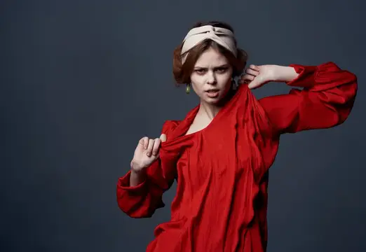 Красивая женщина в красном платье, гламур, роскошь, этничность, эмоции, модель