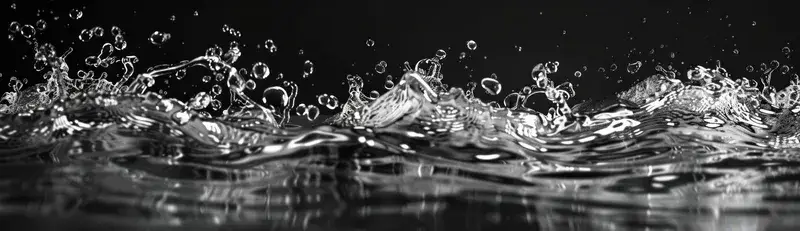 Волны воды с брызгами и пузырьками на чёрном фоне