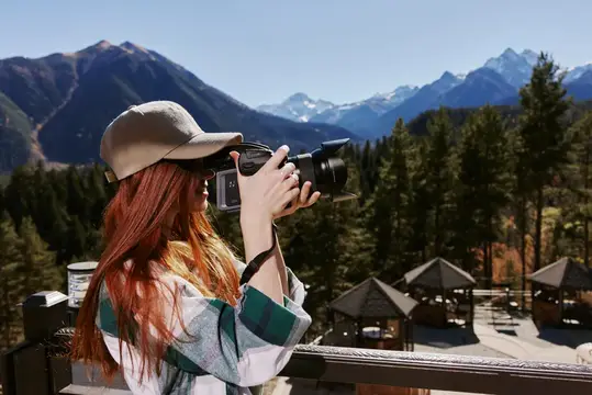 Женщина фотографирует горы