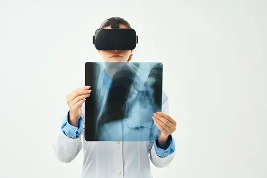 Врач в VR-очках держит рентгеновский снимок грудной клетки