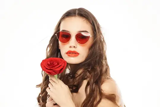 Брюнетка с красной розой и в солнечных очках, плечи обнажены