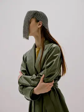 Красивая женщина с кольчугой на лице, кожаное зелёное пальто, роскошь, без изменений