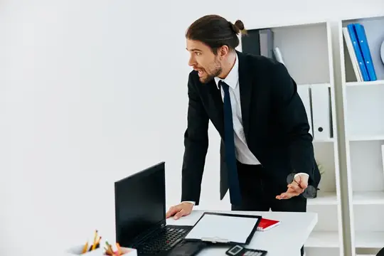 Менеджер работает с официальными документами в офисе, отражен образ жизни
